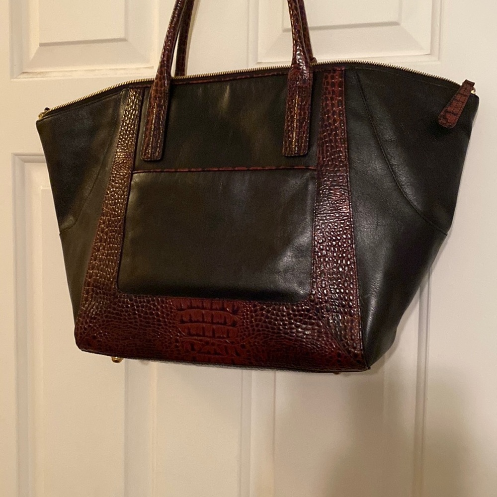 Beautiful leather Brahmin bag. Two zippers on top and 4 pockets on the inside. - Picture 1 of 10